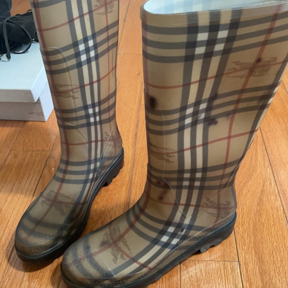 Burberry Rain Boots - Picture 9 of 9